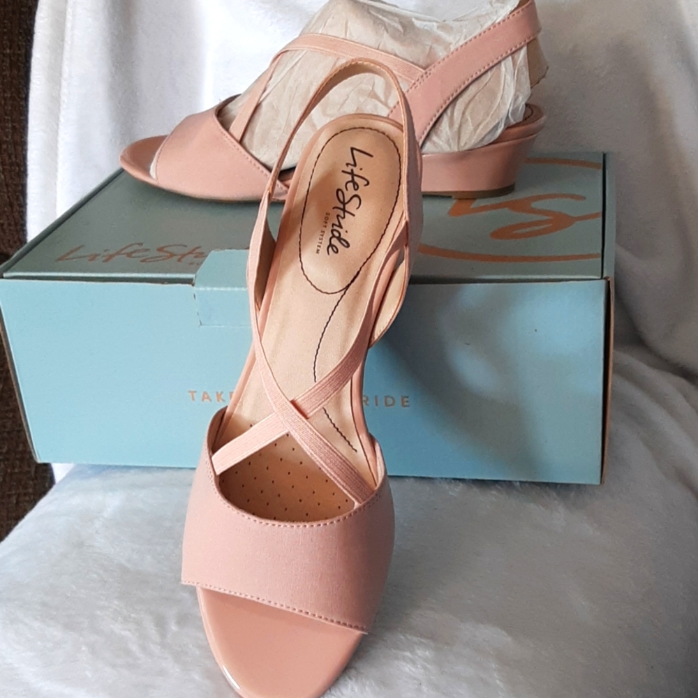 LifeStride Yolo Women's Wedge Sandalsby LifeStride Size 9 in Blush